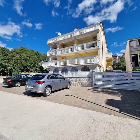 Fuer 3 Personen Mit Balkon By Interhome *